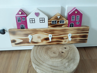 Dřevěný věšák domečky - vesnička růžový pro holčičku 40 cm 3 háčky